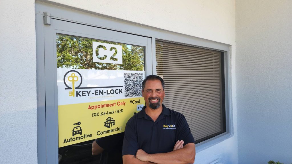 Key-En-Lock locksmith working on safe lock service