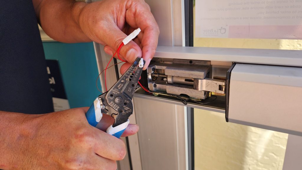 Key-En-Lock technician programming car key transponder